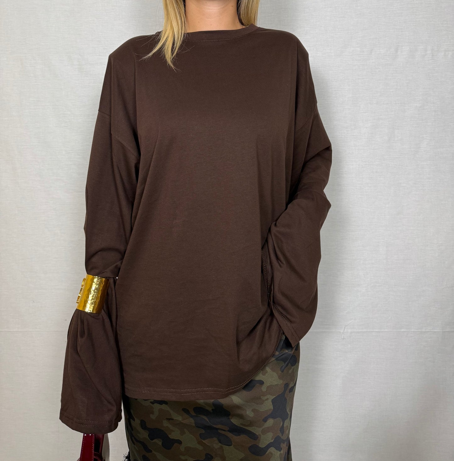 Maglia con spalline e maniche extra lunghe