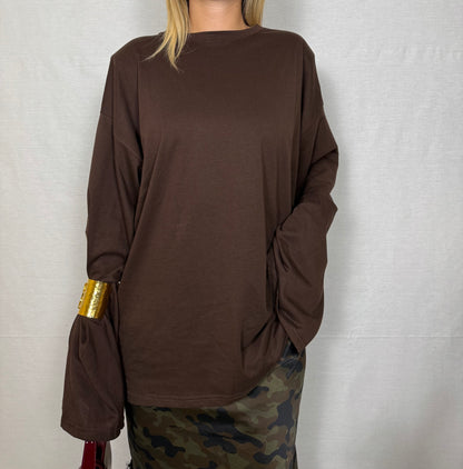 Maglia con spalline e maniche extra lunghe