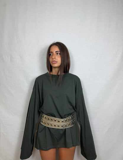 Maglia con spalline e maniche extra lunghe