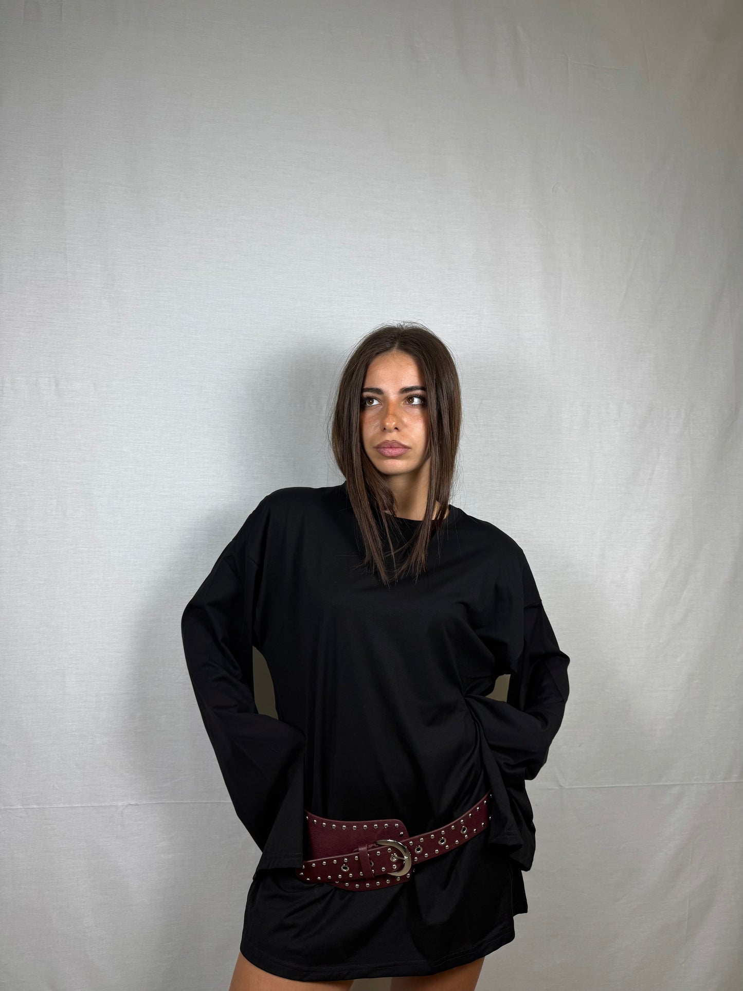 Maglia con spalline e maniche extra lunghe