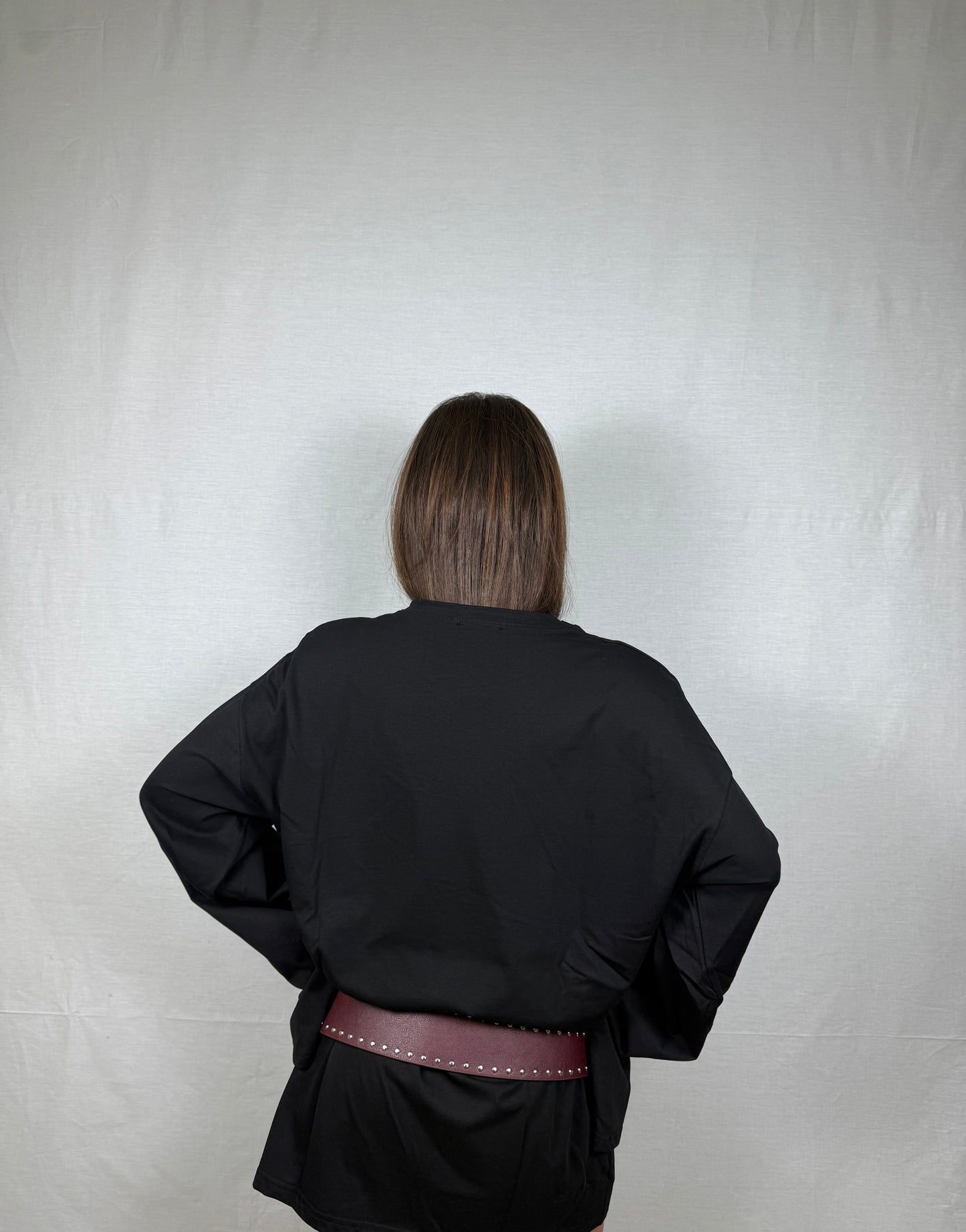 Maglia con spalline e maniche extra lunghe